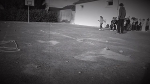 Elèves de primaire en jeux athlétiques